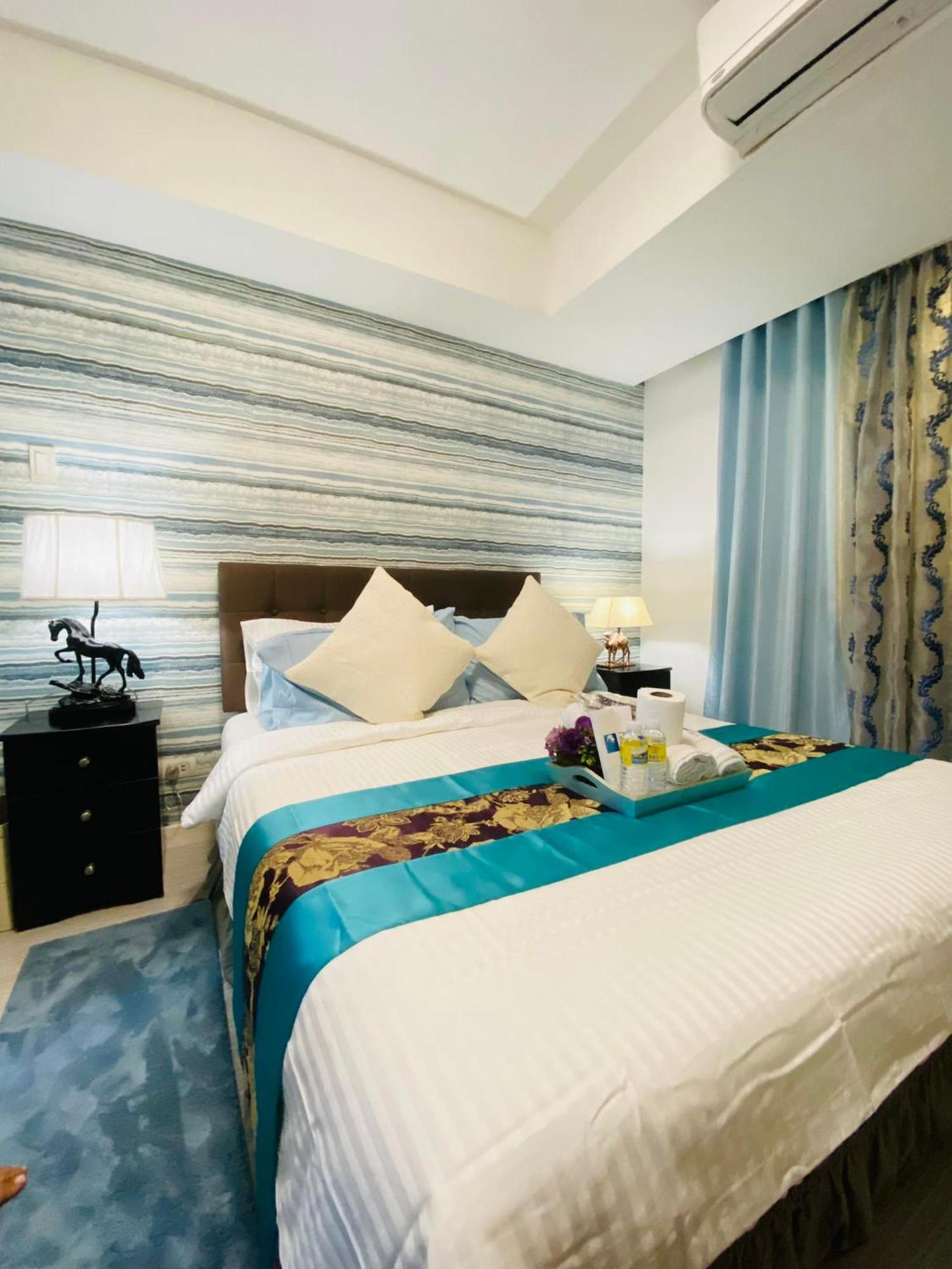 Manila Urban Resort At Azure Buitenkant foto