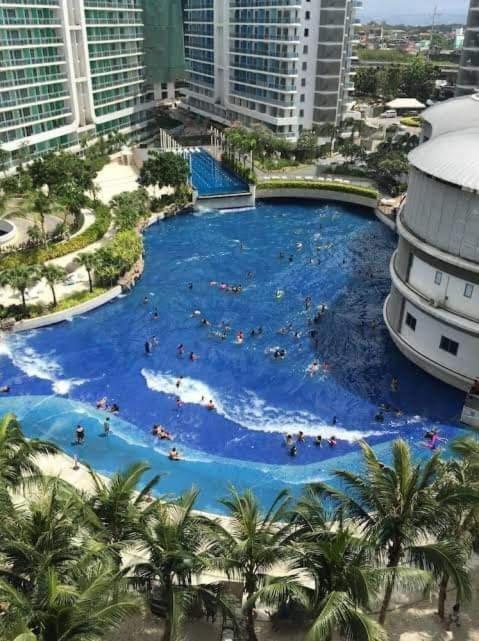 Manila Urban Resort At Azure Buitenkant foto