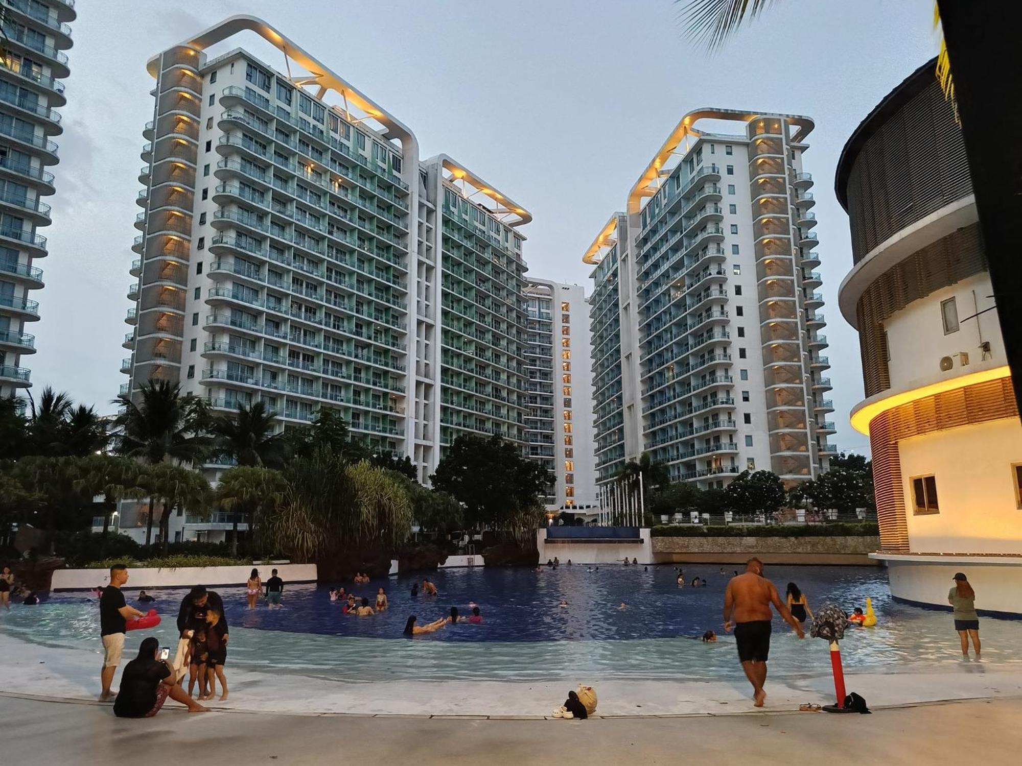 Manila Urban Resort At Azure Buitenkant foto
