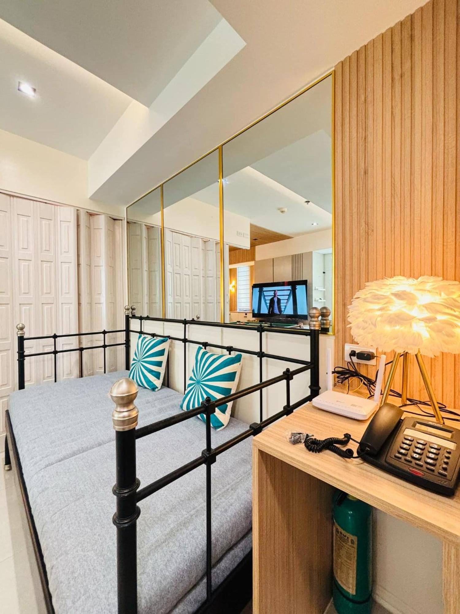 Manila Urban Resort At Azure Buitenkant foto