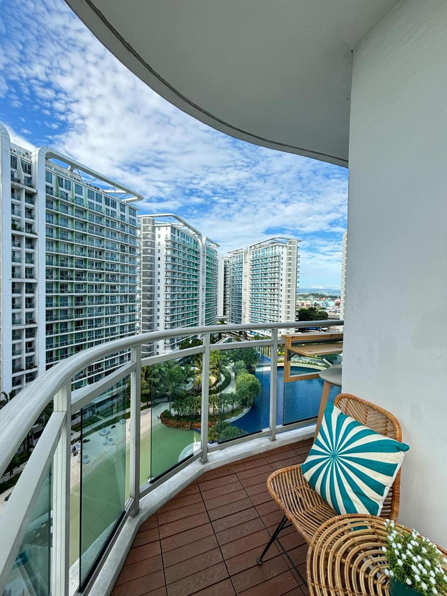 Manila Urban Resort At Azure Buitenkant foto