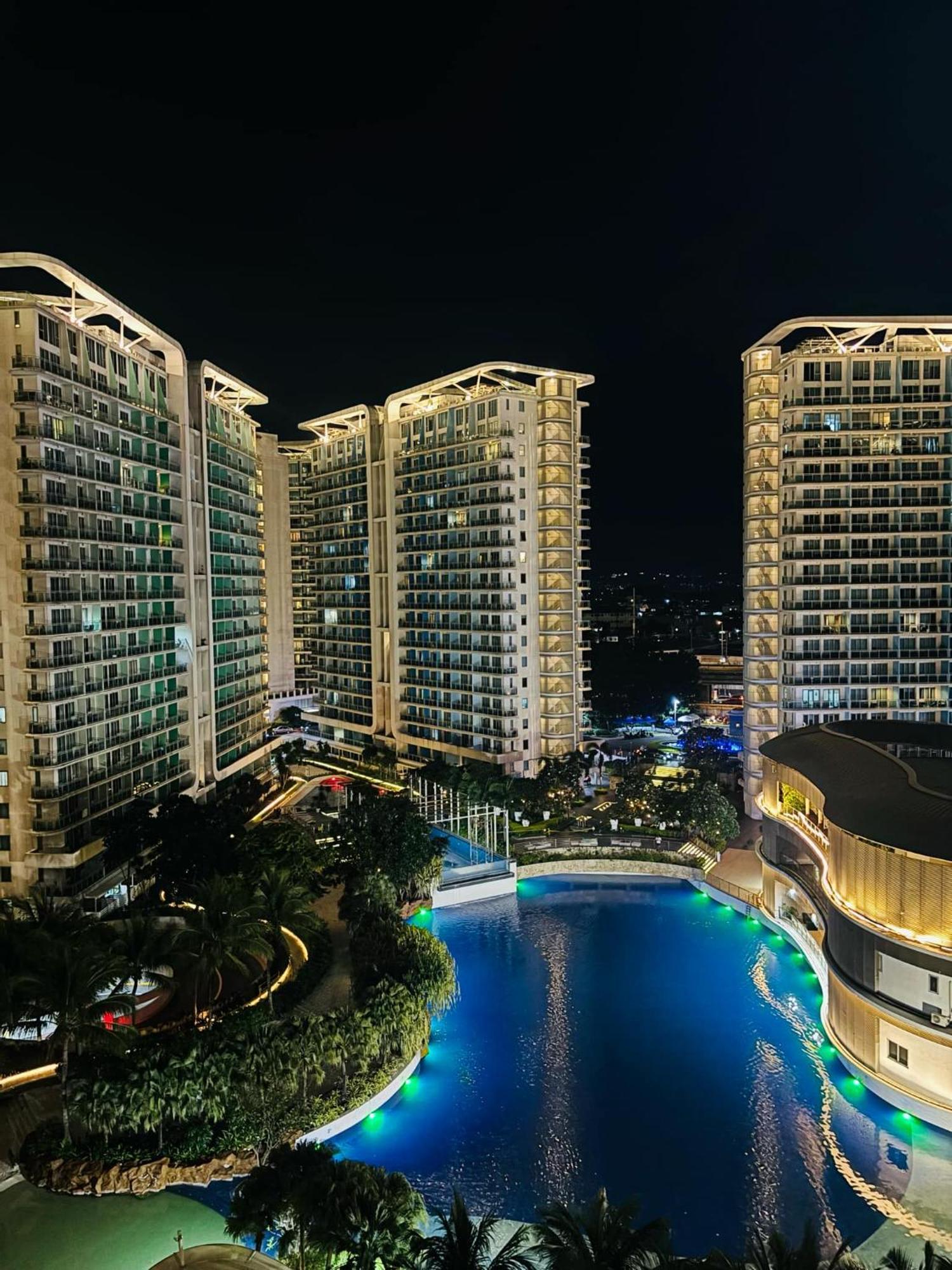 Manila Urban Resort At Azure Buitenkant foto