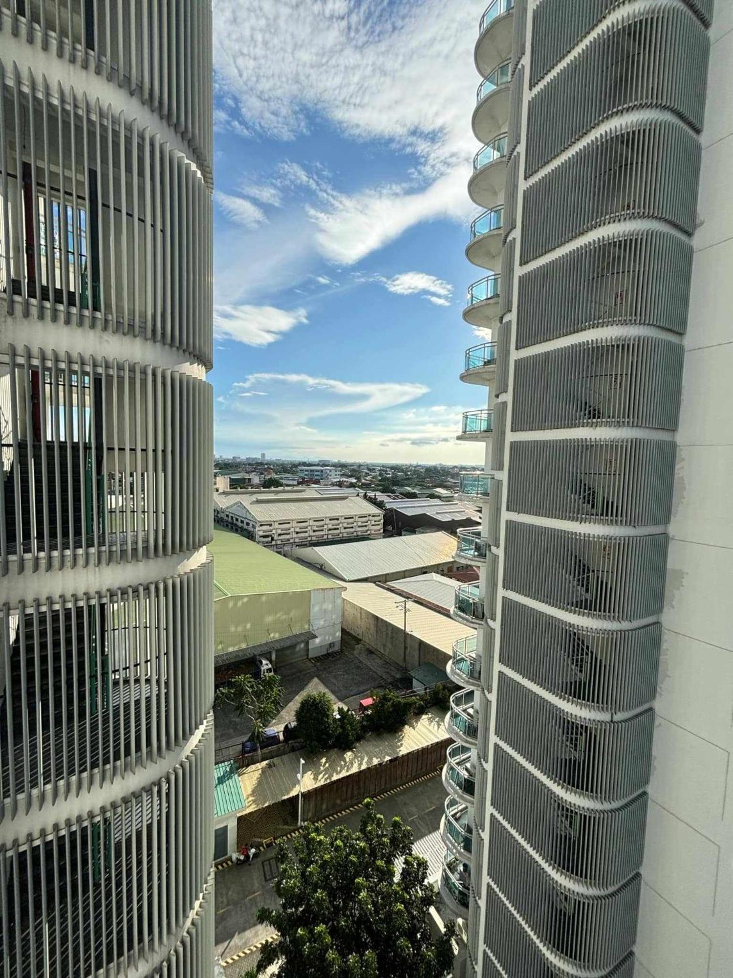 Manila Urban Resort At Azure Buitenkant foto