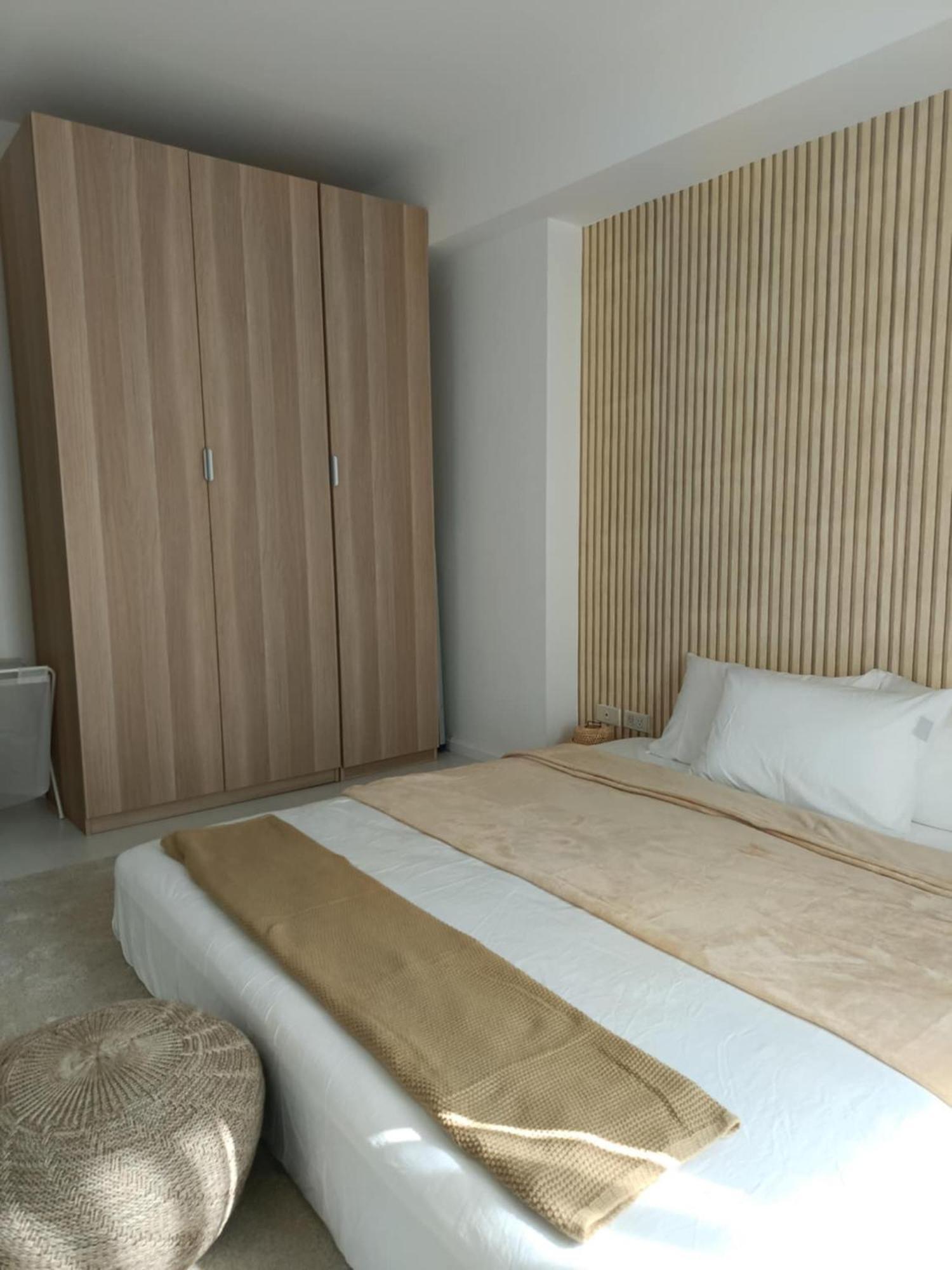 Manila Urban Resort At Azure Buitenkant foto
