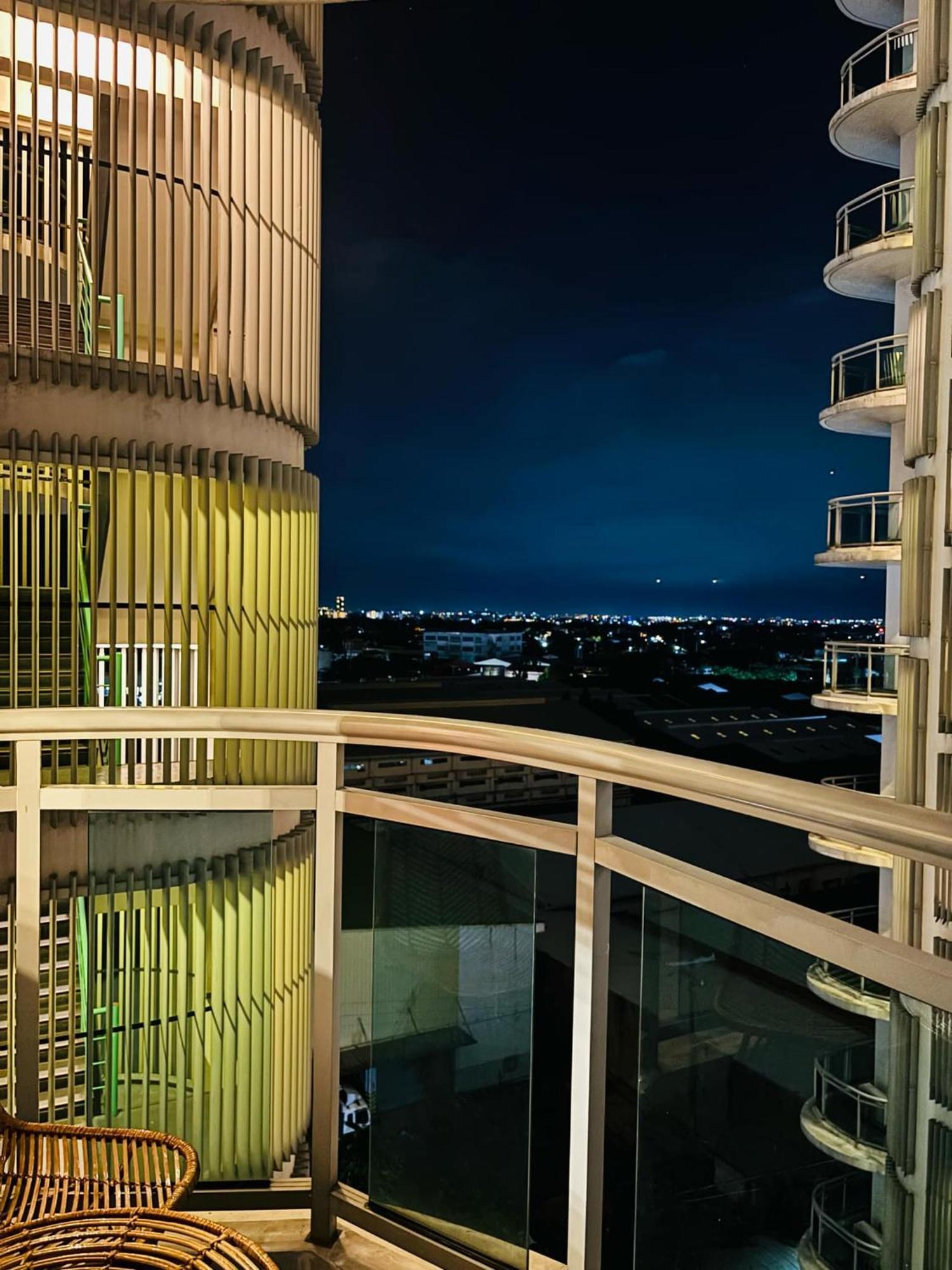 Manila Urban Resort At Azure Buitenkant foto