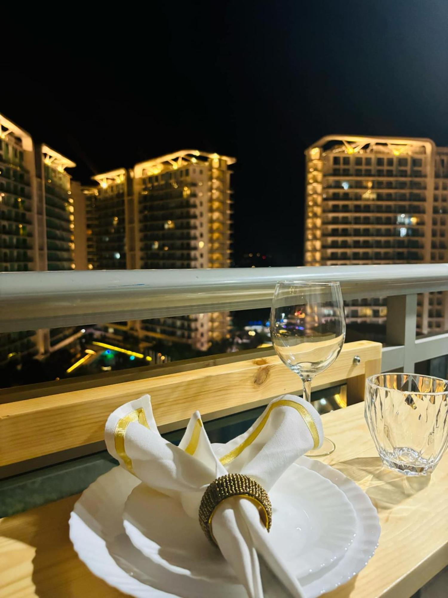 Manila Urban Resort At Azure Buitenkant foto